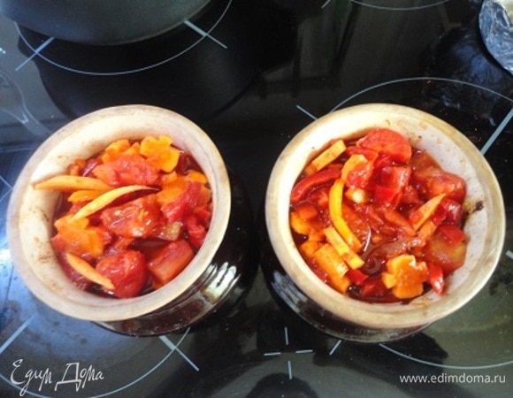 Добавьте овощи вместе с выделившимся соком в горшочки и запекайте еще в течение 20 мин.