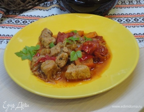 При желании можно подавать с любимым гарниром, а летом — со свежими овощами.