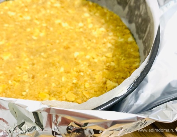 Бока формы смазать сливочным маслом и поверх масла «приклеить» пергамент. Саму форму обмотать фольгой. На дне не должно быть открытых отверстий.