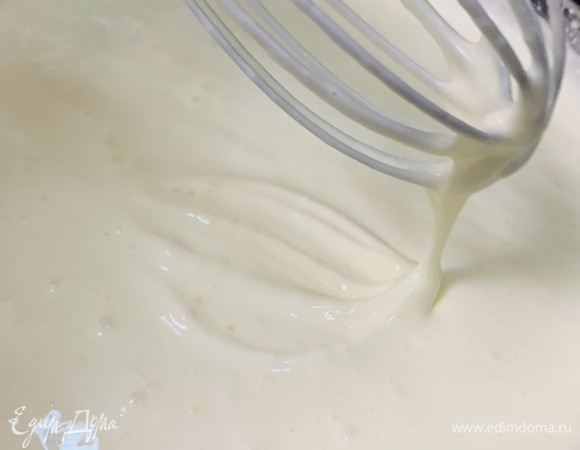 Каждый последующий ингредиент добавлять по одному и каждый раз перемешивать до однородности: сметану, сливки, яйца, крахмал, ваниль, лимонный сок.