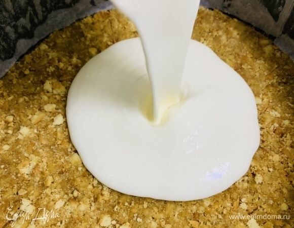 Залить сливочную смесь на подготовленную основу из печенья. Встряхнуть форму и немного постучать об стол, чтобы избавиться от воздушных пузырьков и разровнять поверхность.