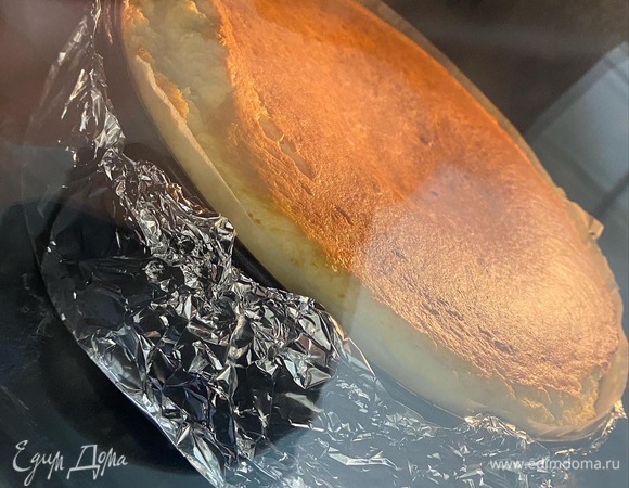 Выпекать чизкейк в разогретой до 180° C духовке 30 минут в режиме «Конвекция». Затем убавить температуру до 150°C и продолжать печь еще минут 40. Следите за тем, чтобы поверхность чизкейка оставалась золотисто-коричневой (я передержала, не повторяйте мою ошибку). Возможно, вашей духовке для этого потребуется времени чуть больше или чуть меньше.