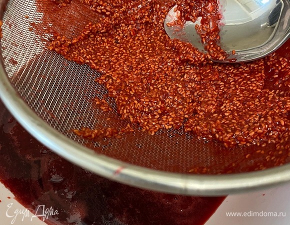 Затем процеживаем через сито и протираем, чтобы косточки не попали в соус.