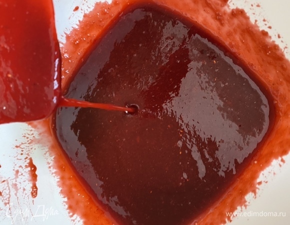 Получаем густой малиновый соус.
