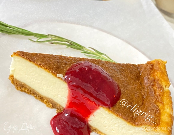При подаче чизкейк поливаем столовой ложной соуса.