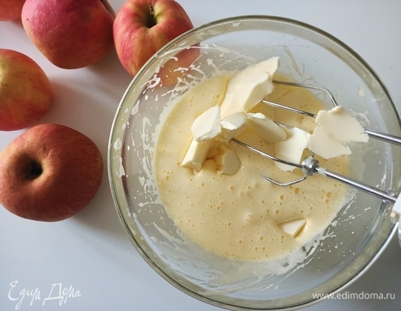 Затем добавить мягкое сливочное масло и пробить смесь миксером еще немного.