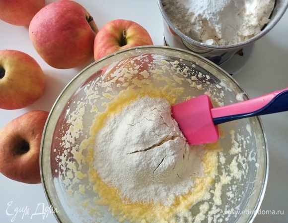 Просеять муку с разрыхлителем и постепенно ввести в тесто. Перемешать.