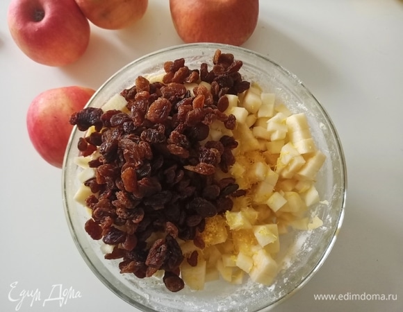 Яблоки очистить от кожуры, нарезать очень мелким кубиком и добавить в тесто вместе с изюмом и цедрой одного лимона. Перемешать.