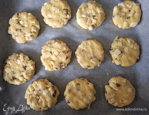 Сформировать печенье и выложить на противень, предварительно застелив его пергаментной бумагой.