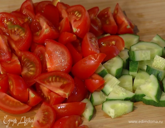 Огурец нарезать небольшими кубиками, помидоры — чуть крупнее.