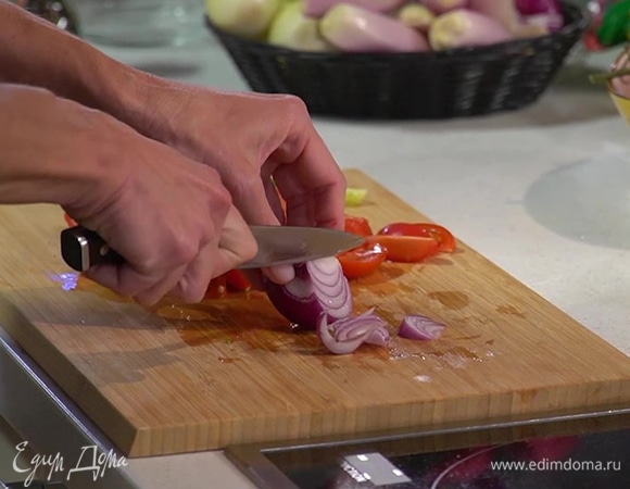 Красную луковицу почистить и тонко нарезать.