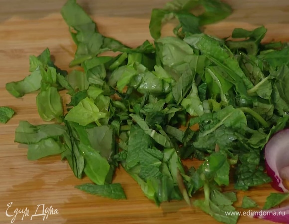 Листья базилика и мяты мелко порубить.