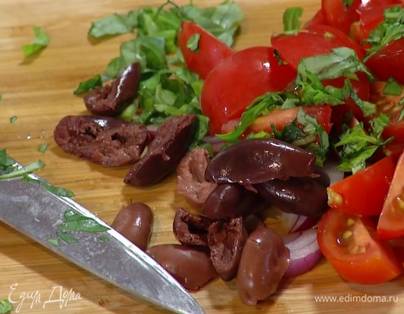 Оливки раздавить плоской стороной ножа и, удалив косточки, разделить пополам.