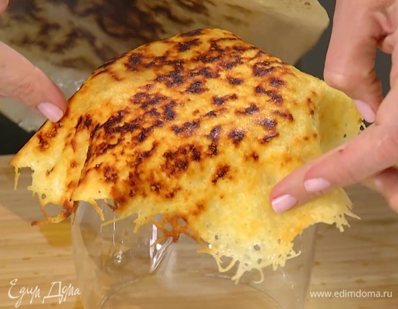 Сделать сырную корзинку: на дно сковороды выложить круг из бумаги для выпечки, твердый сыр натереть на мелкой терке, всыпать в сковороду и расплавить, а затем поместить на перевернутую стеклянную банку и дать застыть.