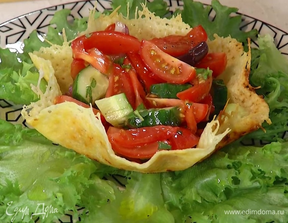 Листья салата фриллис выложить на большую тарелку, сбрызнуть оставшимся растительным маслом и посолить, сверху поместить сырную корзинку и заполнить ее заправленным салатом, сверху разложить кусочки феты.