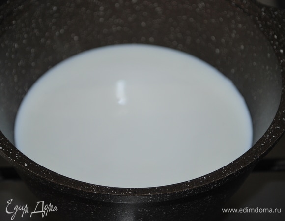 В сотейник налейте молоко, поставьте на средний огонь и доведите до горячего состояния, не кипятите.