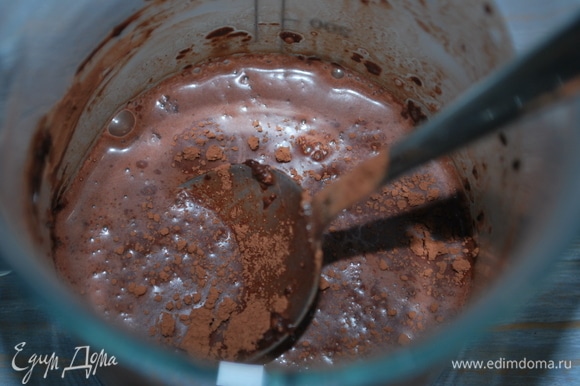 Налейте в чашку примерно 50 мл теплого молока, добавьте какао и хорошо перемешайте.