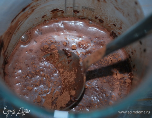 Налейте в чашку примерно 50 мл теплого молока, добавьте какао и хорошо перемешайте.