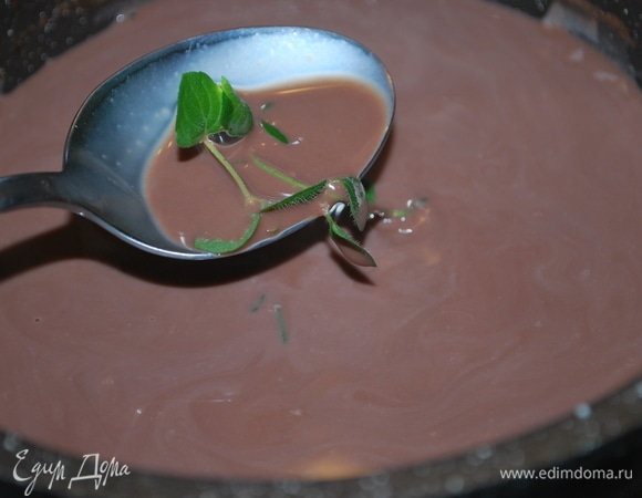 В сотейник к молоку добавьте свежую мяту и какао. Прогрейте все вместе несколько минут.