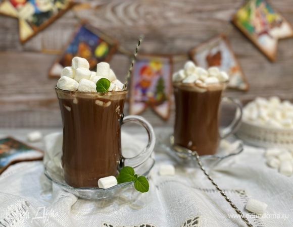 Какао разлейте по чашкам, сверху добавьте маршмеллоу по вкусу. Подавайте к столу, приятного аппетита.