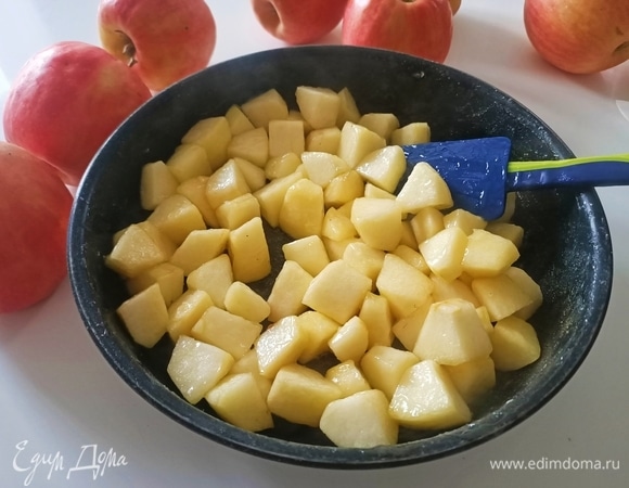 Очистить и нарезать кубиками три яблока. Переложить в небольшую сковороду. Добавить сахар (40 г), ванилин (1уп.), кукурузный крахмал (5 г) и сок половины лимона. Перемешать, поставить на небольшой огонь и готовить яблоки в течение 5–7 минут, периодически помешивая.