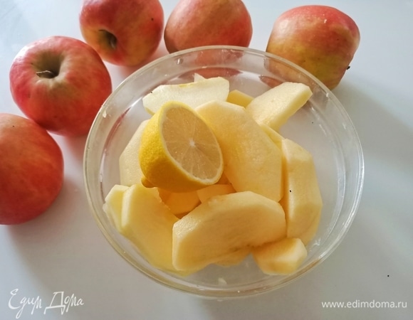 Очистить и нарезать дольками оставшиеся два яблока. Полить соком половины лимона.