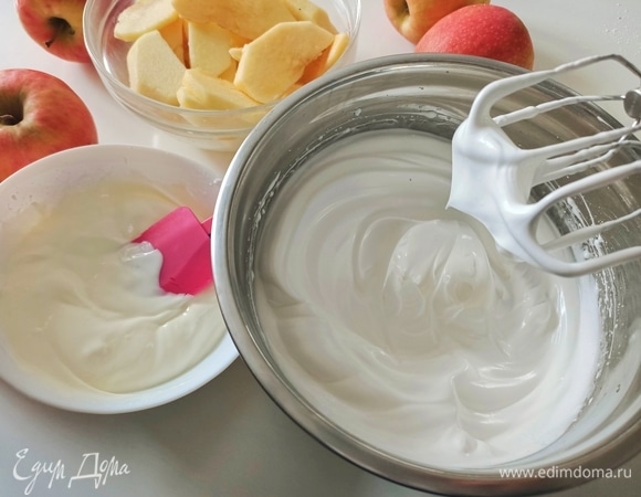 Смешать йогурт, ванилин (1 уп.) и кукурузный крахмал (30 г). Взбить яичные белки с сахаром до твердых пиков. Затем добавить йогурт и аккуратно перемешать.