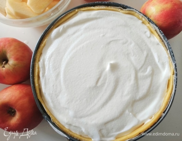 Покрыть кремом. Слегка посыпать сахарной пудрой.