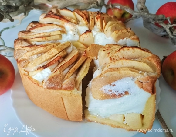 Готовый пирог полностью остудить. Затем аккуратно извлечь из формы, посыпать сахарной пудрой и подавать. Приятного аппетита!