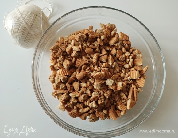 Руками не сильно мелко поломать печенье.