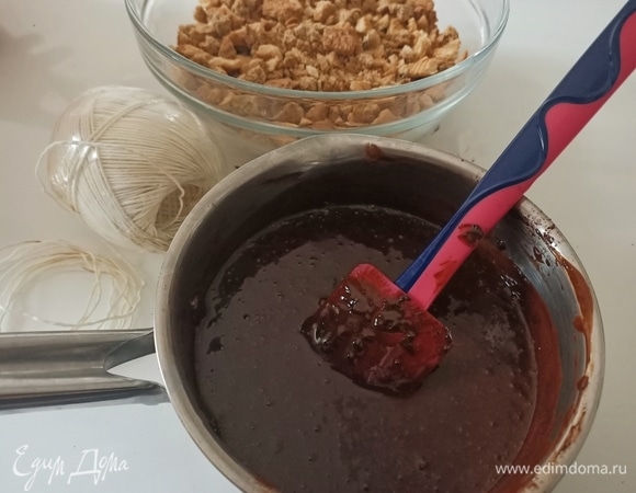 В сотейнике растопить шоколад со сливочным маслом. Добавить какао и кофе. Перемешать.