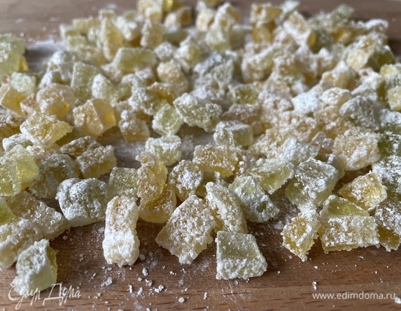 Мармелад нарежьте на мелкие кубики, добавьте 1 ч. л. кукурузного крахмала и руками перемешайте мармелад с крахмалом.