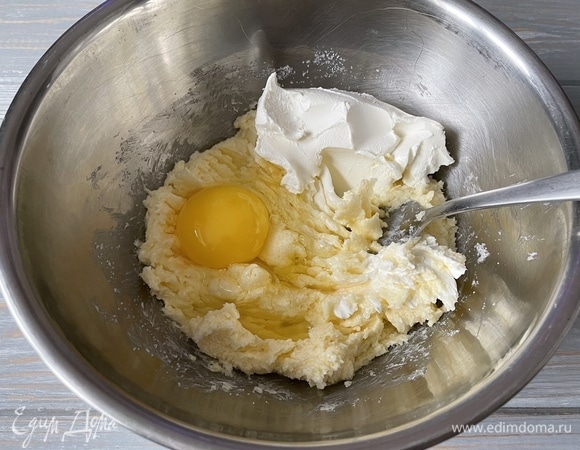 Добавьте творожный сыр и куриное яйцо.