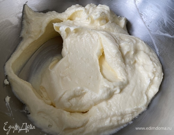 Взбейте с помощью миксера до пышного состояния.