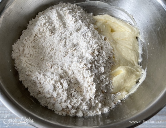 Добавьте в миску муку с овсяными хлопьями и замесите тесто.