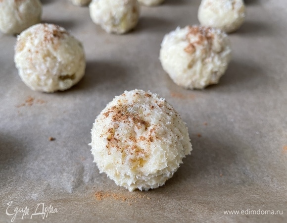 Сформируйте руками шарики из теста, положите на противень, застеленный бумагой для выпечки. Посыпьте каждый шарик корицей. Выпекайте при 170°C примерно 25 минут до светло-золотистого цвета.