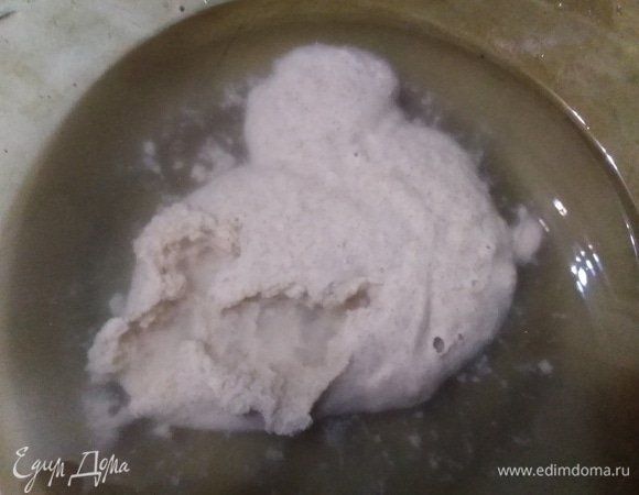 В стартер влить воду, размешать.