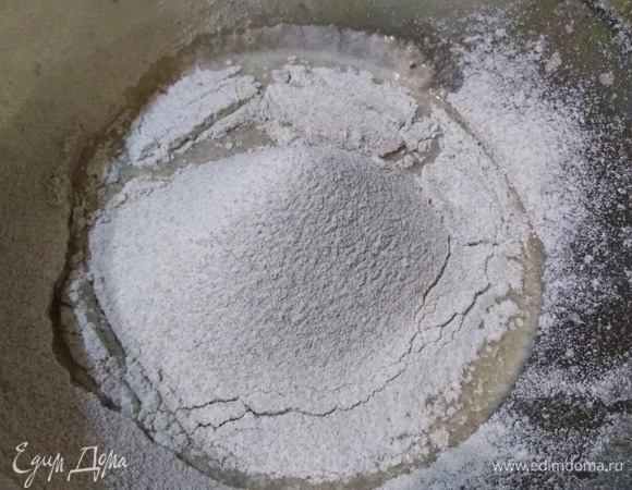 Всыпать просеянную ржаную муку.