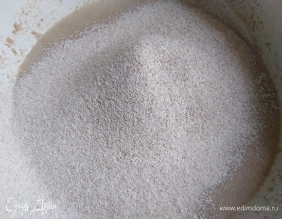 Всыпать просеянную ржаную муку.