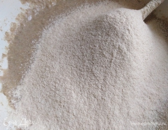 Затем всыпать просеянную пшеничную цельнозерновую.