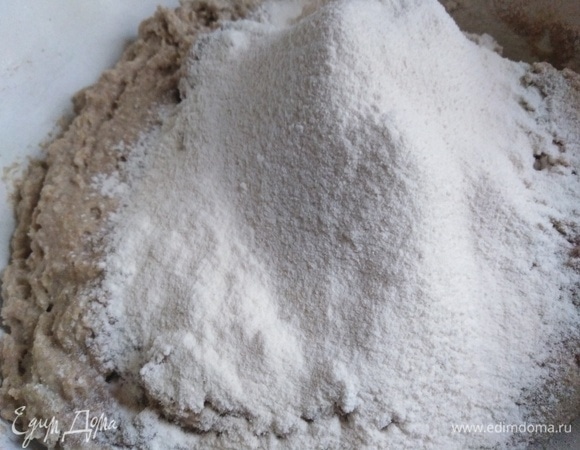 Последней всыпать просеянную пшеничную муку 1 сорта.