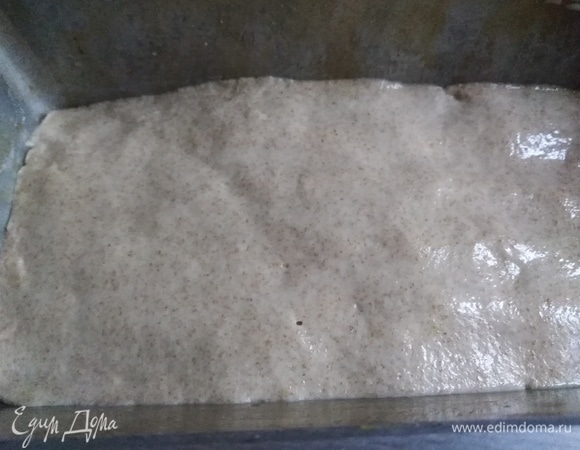 Затем тесто обмять и выложить в форму. Мокрыми руками разровнять поверхность теста.