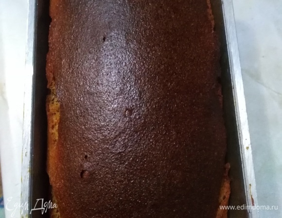 Разогреть духовку до максимума. Поставить форму в духовку. Выпекать первые 20 минут с подачей пара при 220°C. Затем понижаем температуру до 180°C уже без подачи пара. За 20 и 10 минут до окончания выпечки смазываем верхушку хлеба водой.