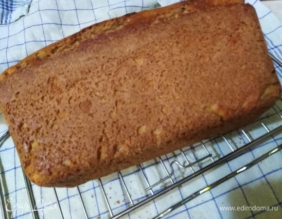 Вынимаем хлеб из формы.