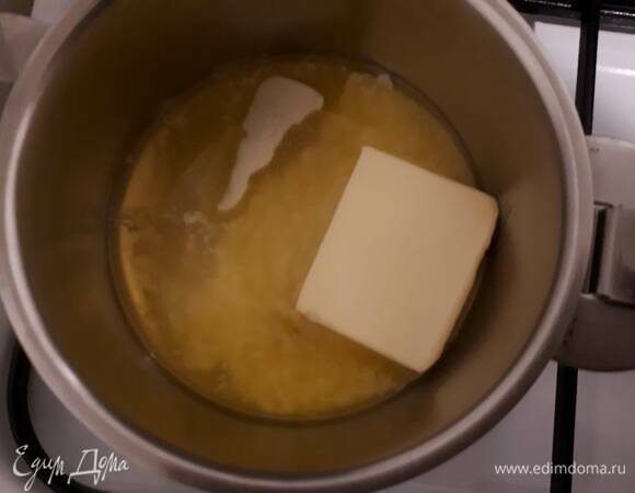 Растопите масло.