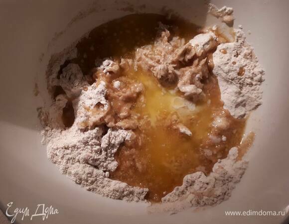 Когда масло немного остынет, а молоко настоится, влейте масло и замесите плотное тесто. Накройте полотенцем и оставьте подниматься на час. Через час обомните тесто и оставьте еще на час.