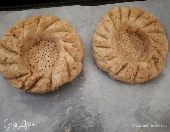 Разделите тесто на 4 части, сформируйте шары, положите их на противень, покрытый бумагой. Накройте сверху пищевой пленкой и дайте отдохнуть 15 минут. Затем руками придайте тесту форму патыра. Проколите серединку вилкой и сделайте вмятинки на бортах краем ложки. Дайте постоять минут 10.