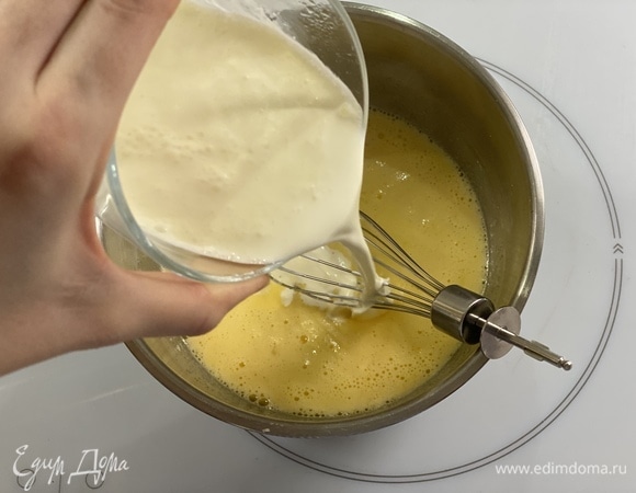 Сливки довести до кипения и медленной струйкой влить в яичную смесь, постоянно помешивая венчиком. Поставить на средний огонь, нагревать до загущения.