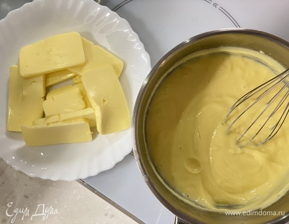 Остудить и смешать с маслом комнатной температуры, взбить крем до однородного состояния.