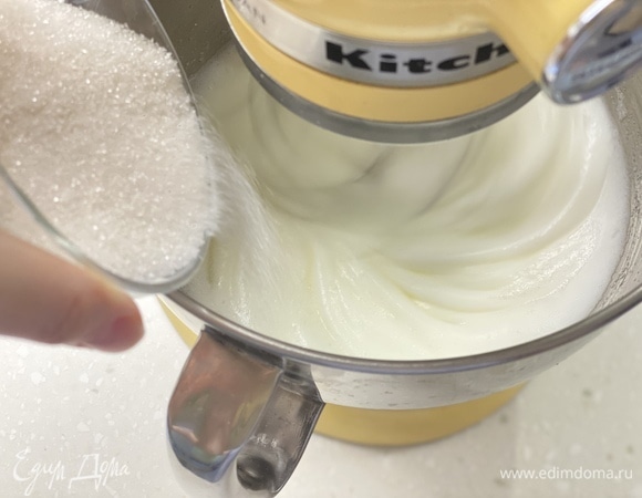 Коржи. Белки поместить в чашу миксера. Подготовить миндальную муку и сахар. Белки взбить до устойчивых пиков, постепенно добавляя сахар.